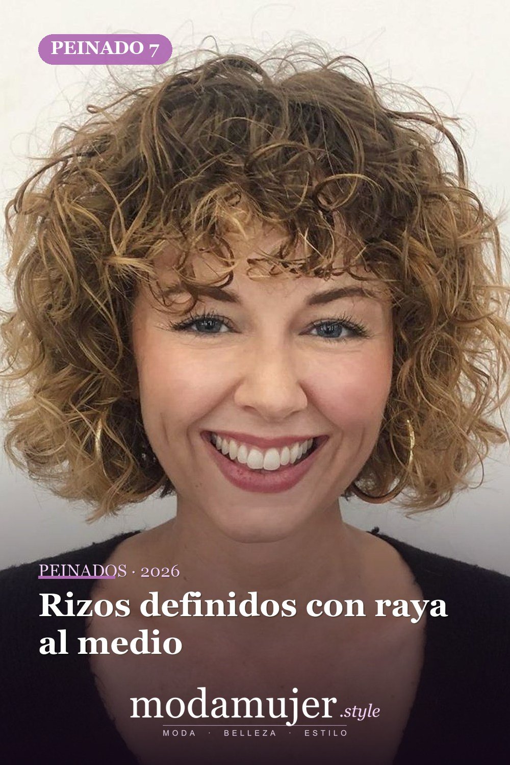 Rizos definidos con raya al medio — Los 50 mejores cortes de pelo y peinados para cabello corto y rizado en 2026