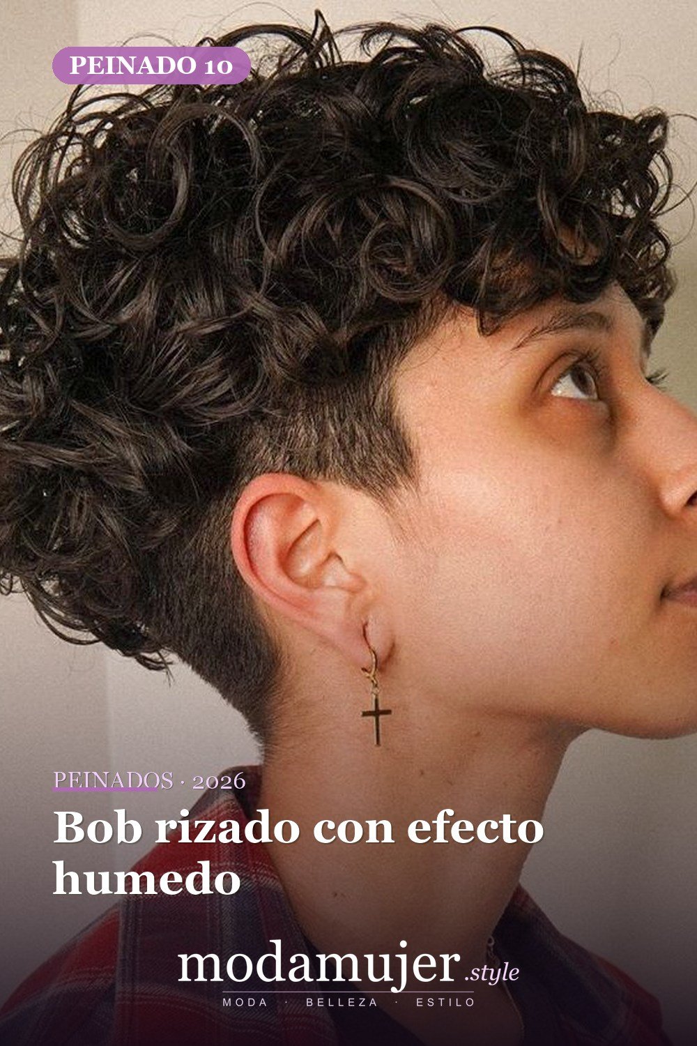 Bob rizado con efecto humedo — Los 50 mejores cortes de pelo y peinados para cabello corto y rizado en 2026