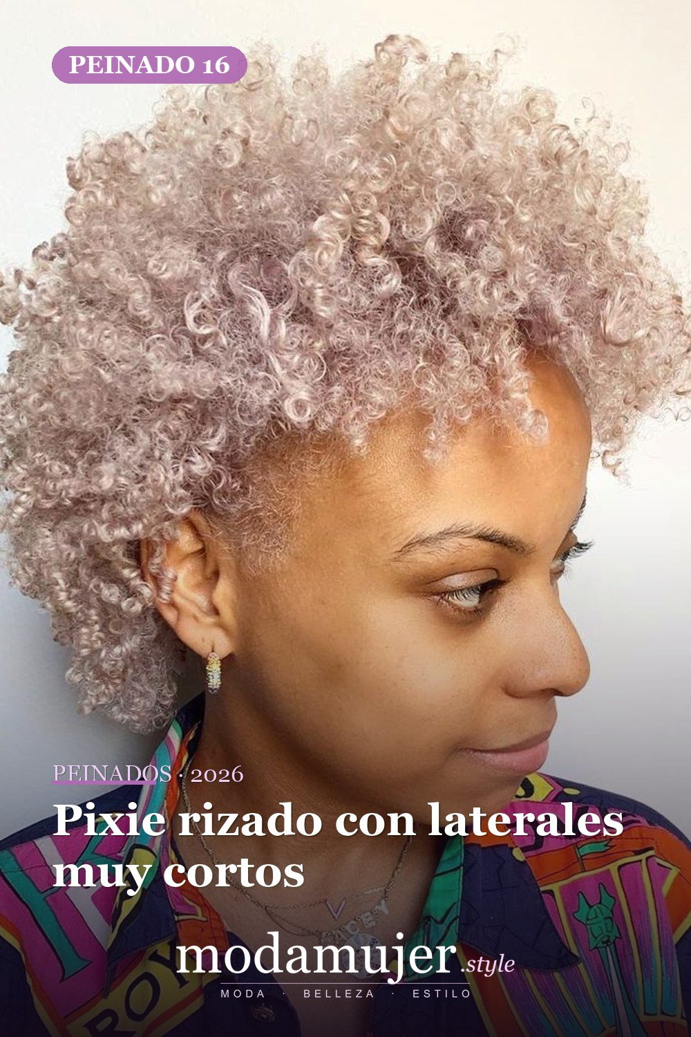 Pixie rizado con laterales muy cortos — Los 50 mejores cortes de pelo y peinados para cabello corto y rizado en 2026
