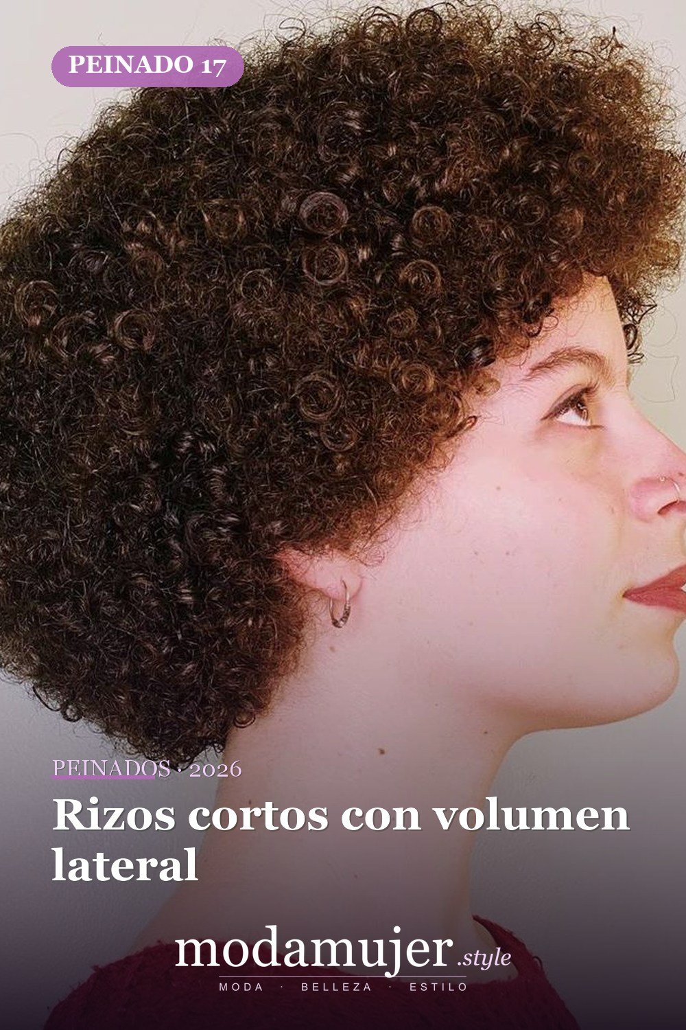 Rizos cortos con volumen lateral — Los 50 mejores cortes de pelo y peinados para cabello corto y rizado en 2026
