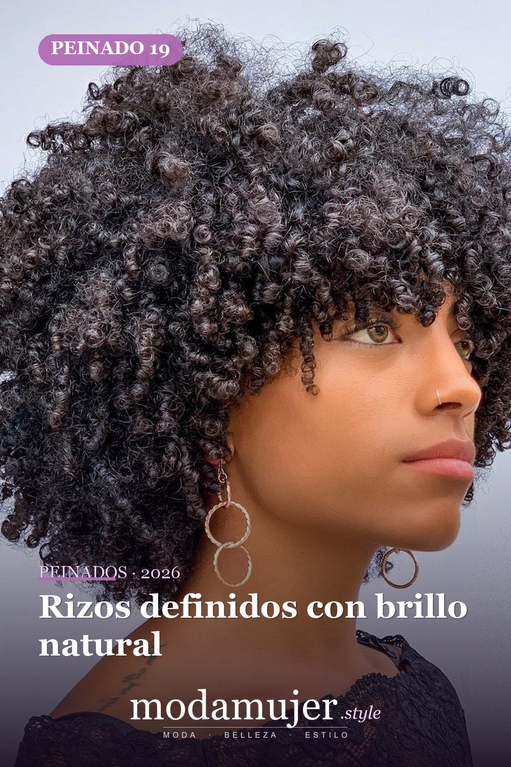 Rizos definidos con brillo natural — Los 50 mejores cortes de pelo y peinados para cabello corto y rizado en 2026