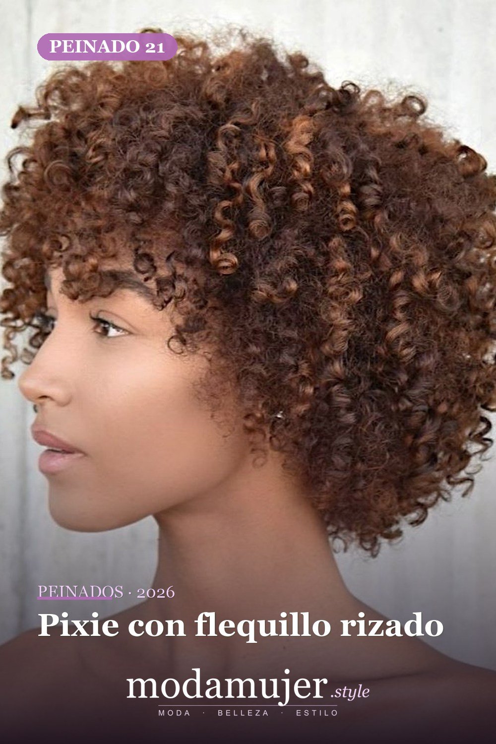Pixie con flequillo rizado — Los 50 mejores cortes de pelo y peinados para cabello corto y rizado en 2026