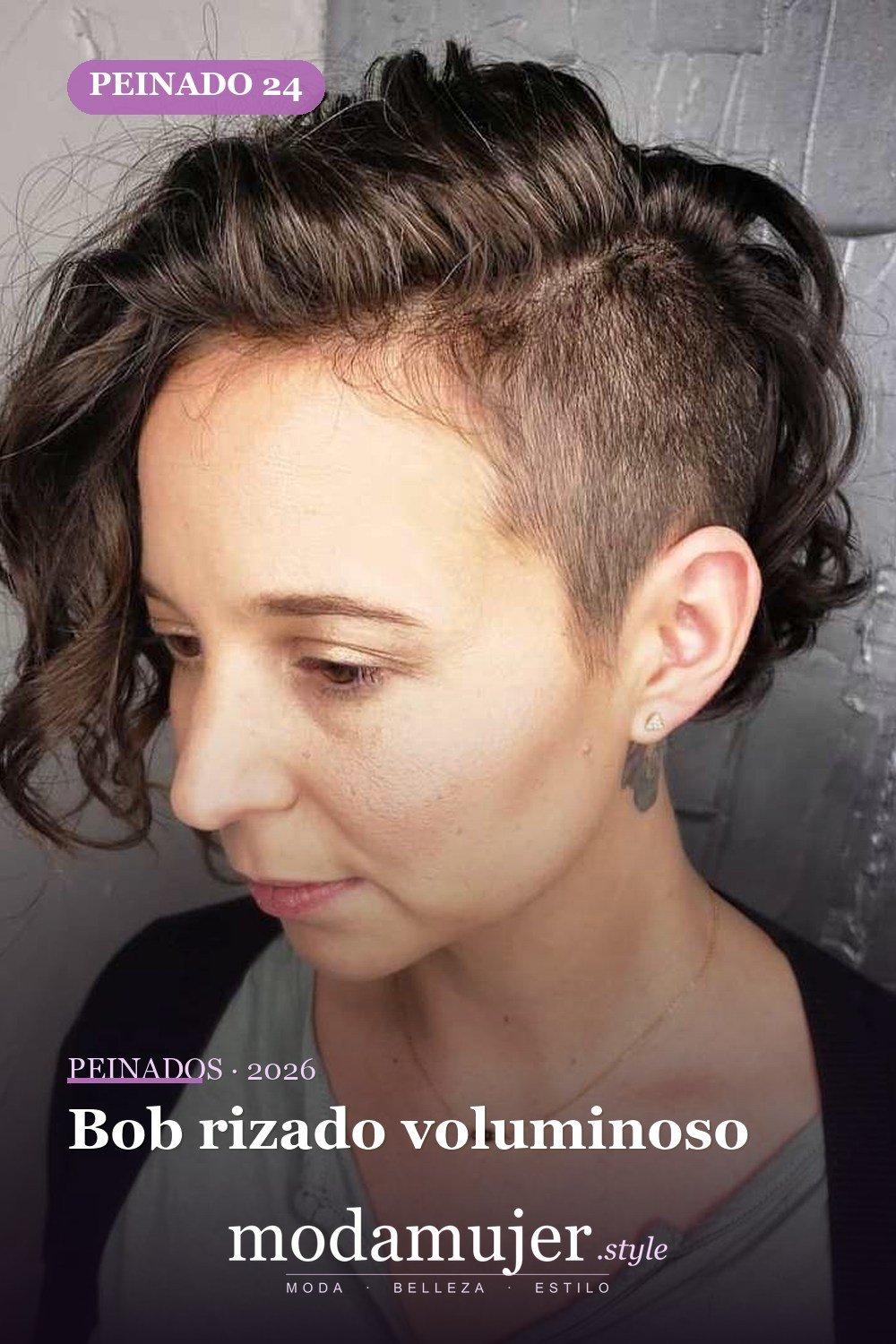 Bob rizado voluminoso — Los 50 mejores cortes de pelo y peinados para cabello corto y rizado en 2026