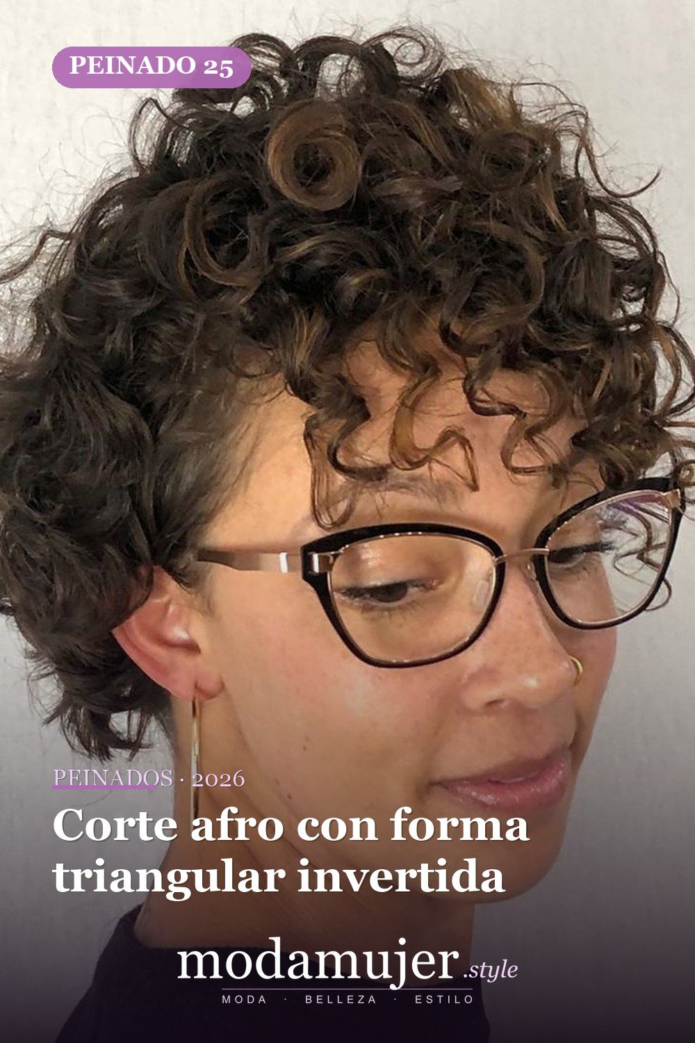 Corte afro con forma triangular invertida — Los 50 mejores cortes de pelo y peinados para cabello corto y rizado en 2026