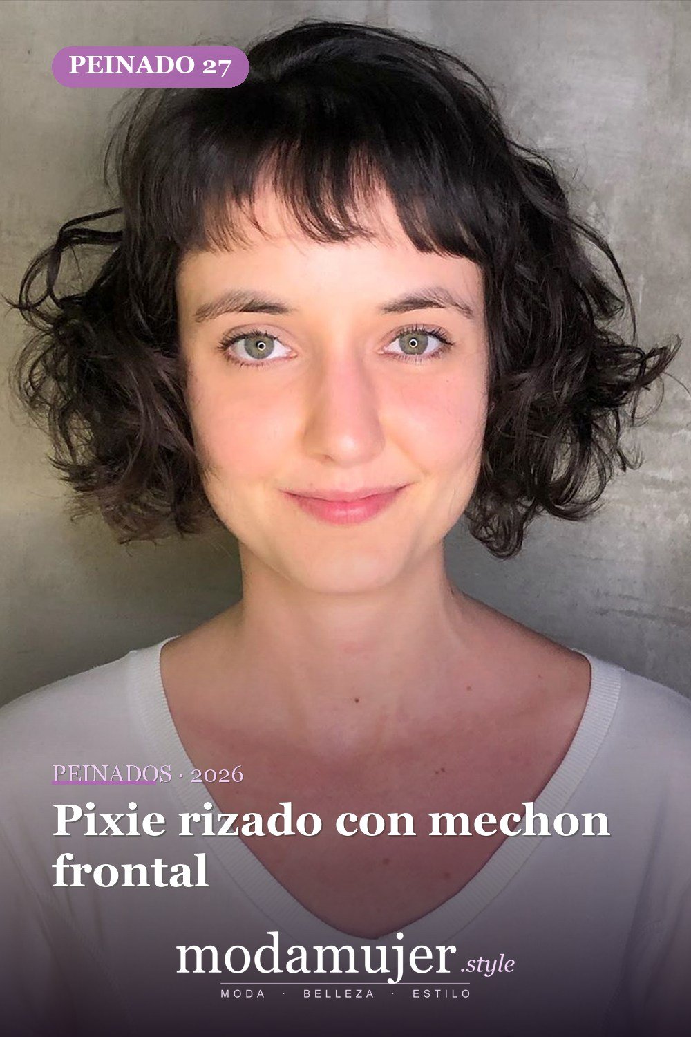 Pixie rizado con mechon frontal — Los 50 mejores cortes de pelo y peinados para cabello corto y rizado en 2026