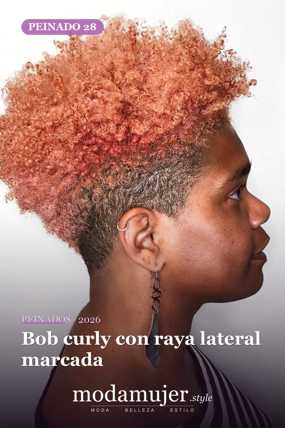 Bob curly con raya lateral marcada — Los 50 mejores cortes de pelo y peinados para cabello corto y rizado en 2026