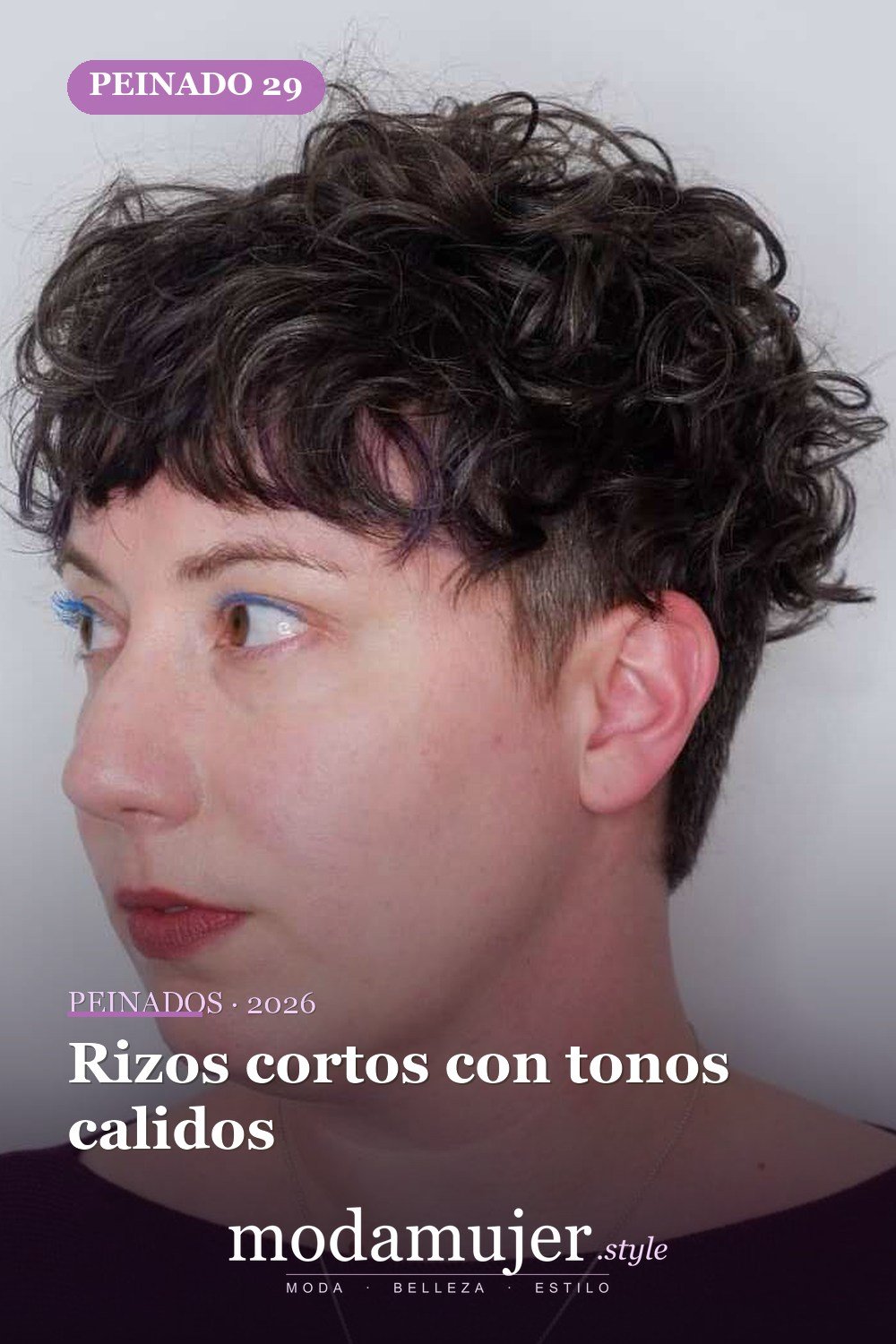 Rizos cortos con tonos calidos — Los 50 mejores cortes de pelo y peinados para cabello corto y rizado en 2026