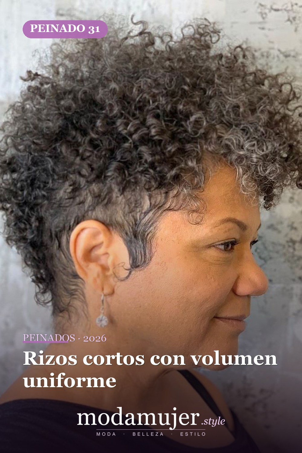 Rizos cortos con volumen uniforme — Los 50 mejores cortes de pelo y peinados para cabello corto y rizado en 2026
