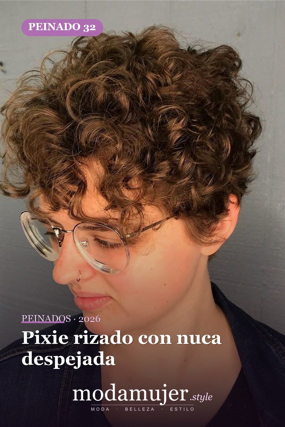 Pixie rizado con nuca despejada — Los 50 mejores cortes de pelo y peinados para cabello corto y rizado en 2026