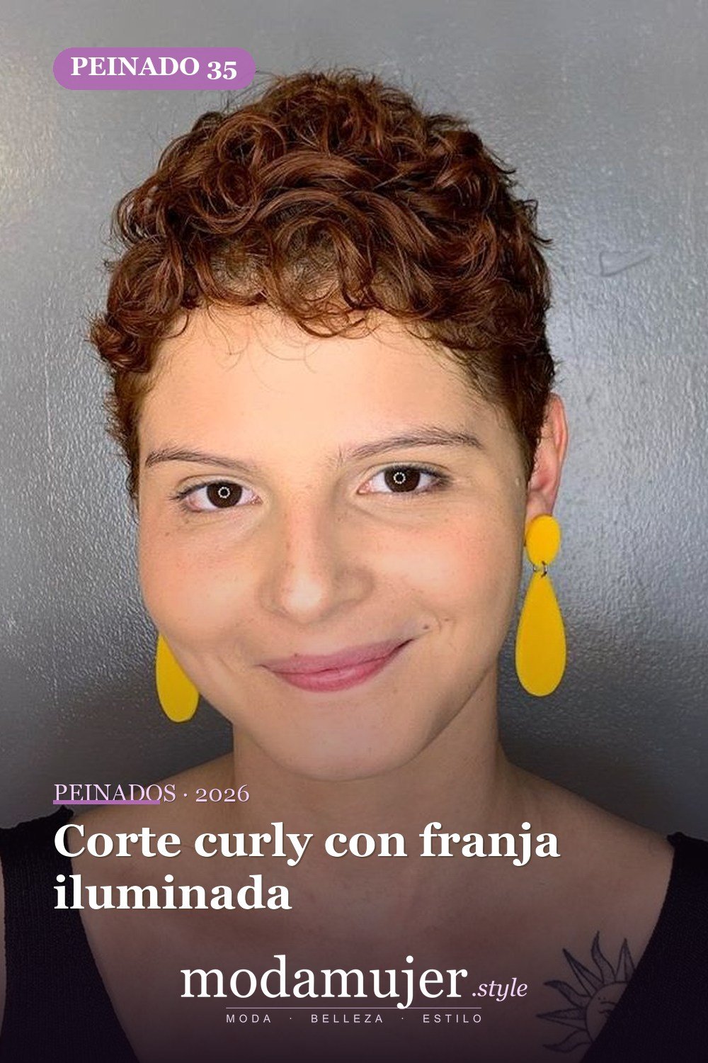 Corte curly con franja iluminada — Los 50 mejores cortes de pelo y peinados para cabello corto y rizado en 2026