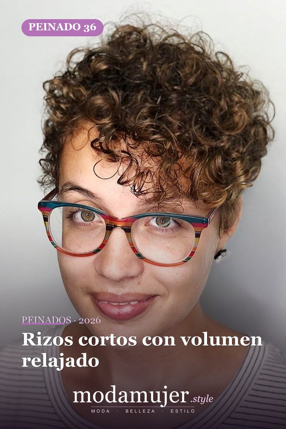 Rizos cortos con volumen relajado — Los 50 mejores cortes de pelo y peinados para cabello corto y rizado en 2026