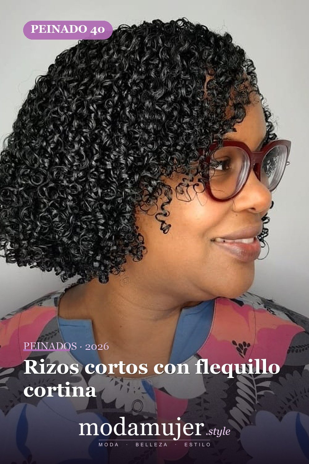 Rizos cortos con flequillo cortina — Los 50 mejores cortes de pelo y peinados para cabello corto y rizado en 2026