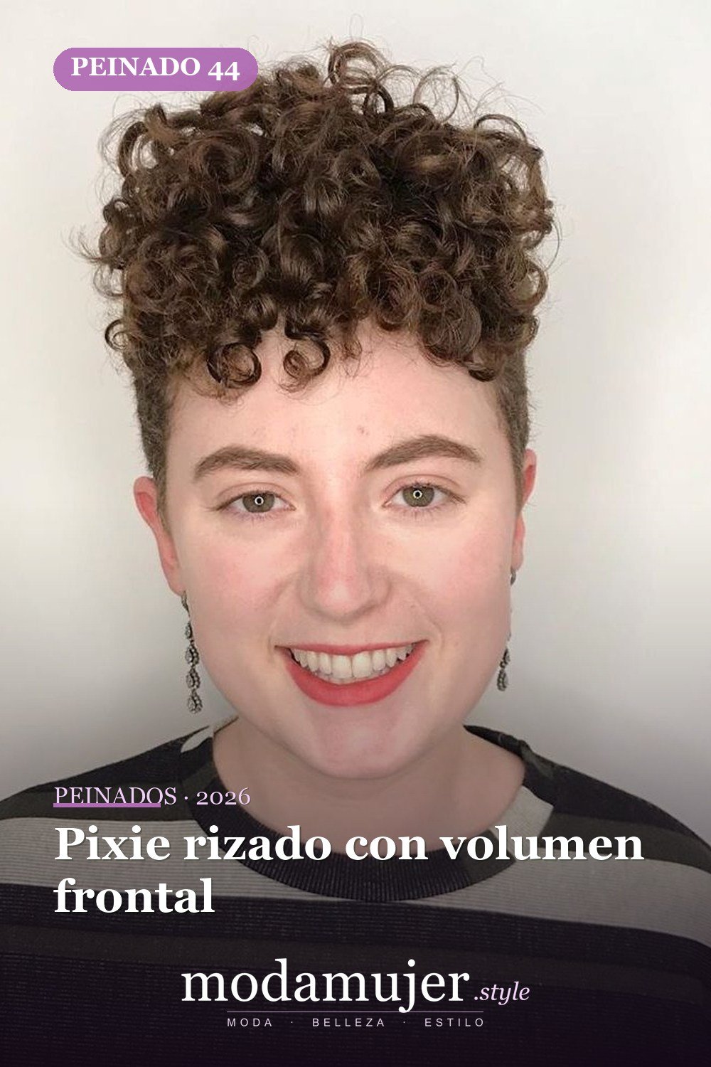 Pixie rizado con volumen frontal — Los 50 mejores cortes de pelo y peinados para cabello corto y rizado en 2026