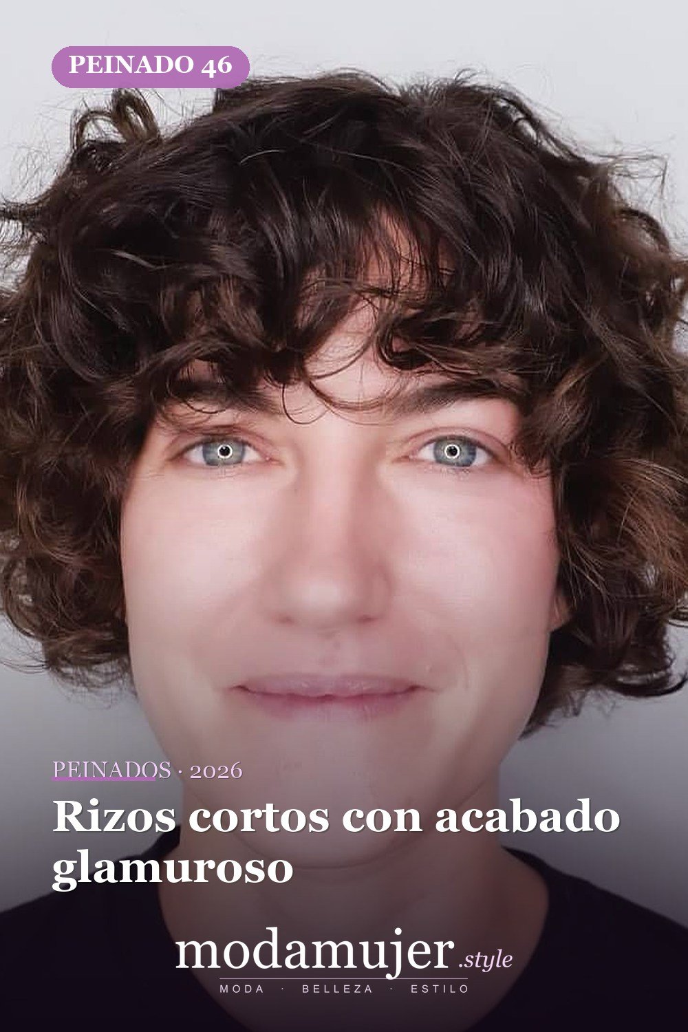 Rizos cortos con acabado glamuroso — Los 50 mejores cortes de pelo y peinados para cabello corto y rizado en 2026