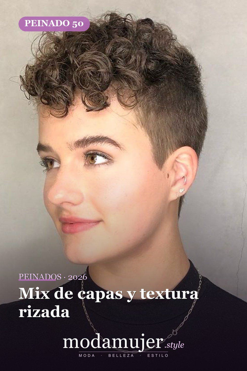 Mix de capas y textura rizada — Los 50 mejores cortes de pelo y peinados para cabello corto y rizado en 2026