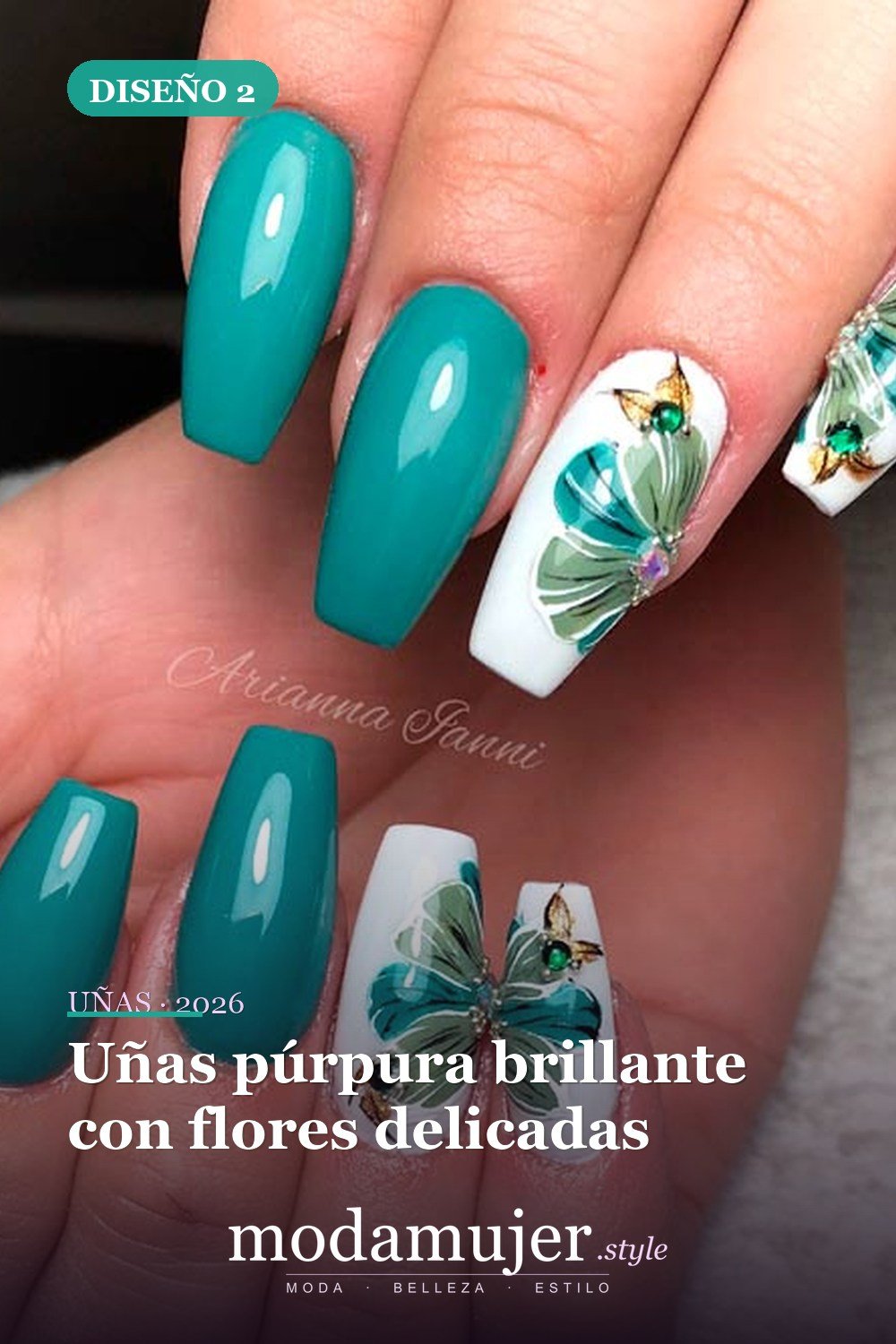 Uñas púrpura brillante con flores delicadas — Más de 25 uñas coquetas y lindas para el verano