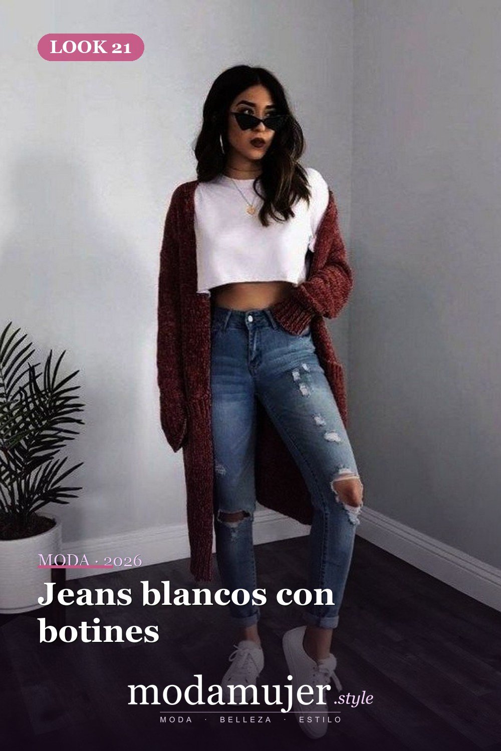 Jeans blancos con botines — Más de 29 ideas de outfits básicos de invierno que toda mujer debe conocer