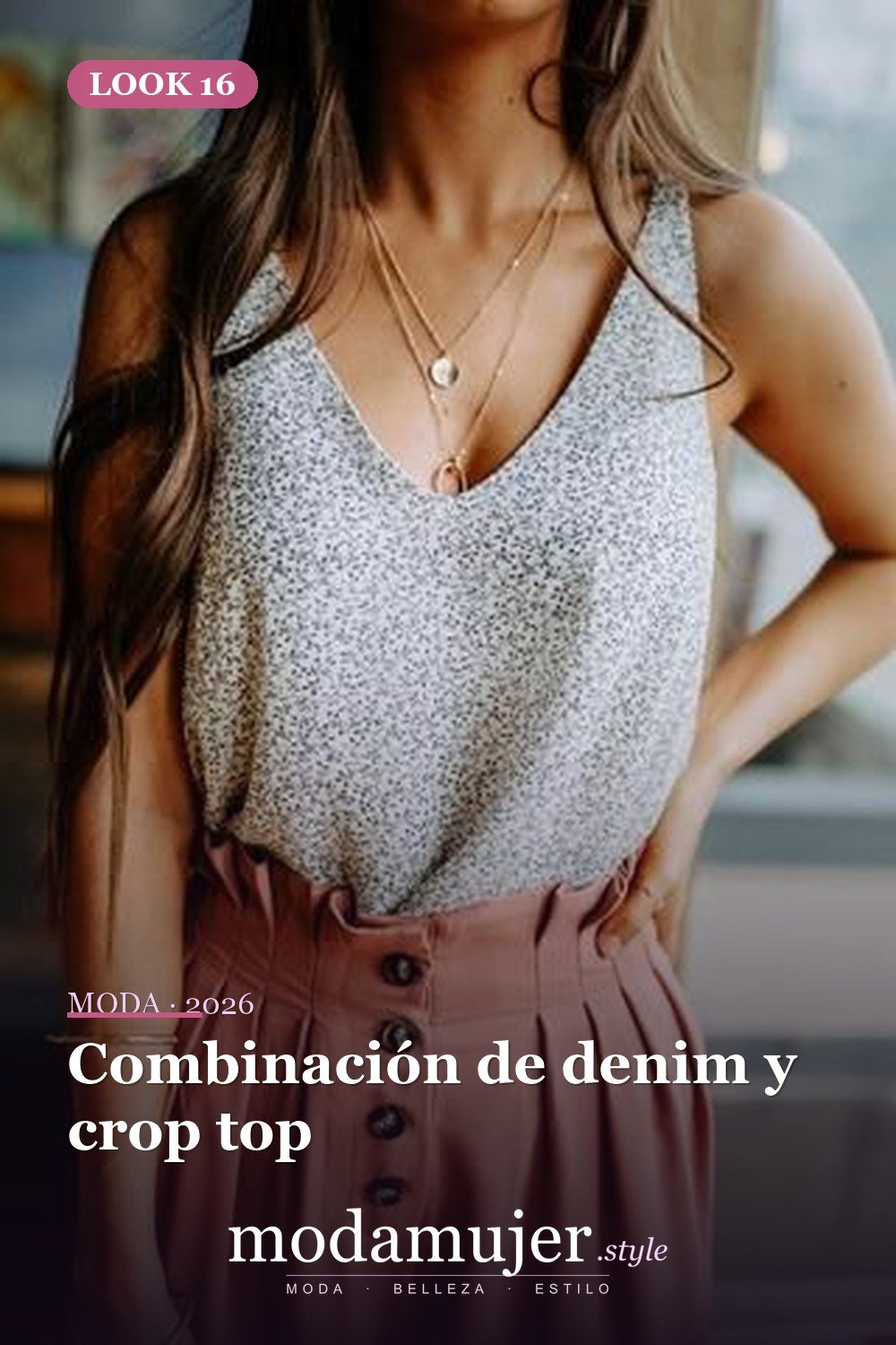 Combinación de denim y crop top — Más de 30 ideas de trajes de verano para mujer en 2026
