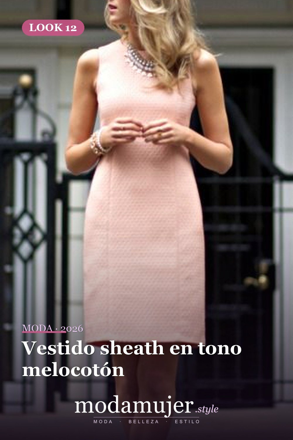 Vestido sheath en tono melocotón — Más de 30 vestidos elegantes de Pascua para toda la primavera 2026
