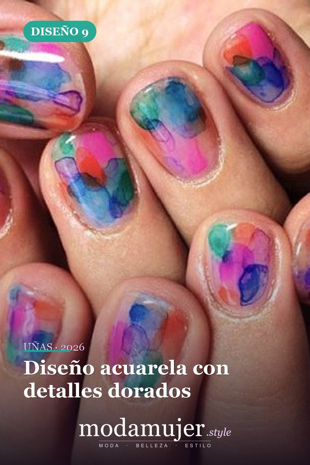 Diseño acuarela con detalles dorados — Más de 35 ideas de arte de uñas de acuarela inusuales que se ven geniales