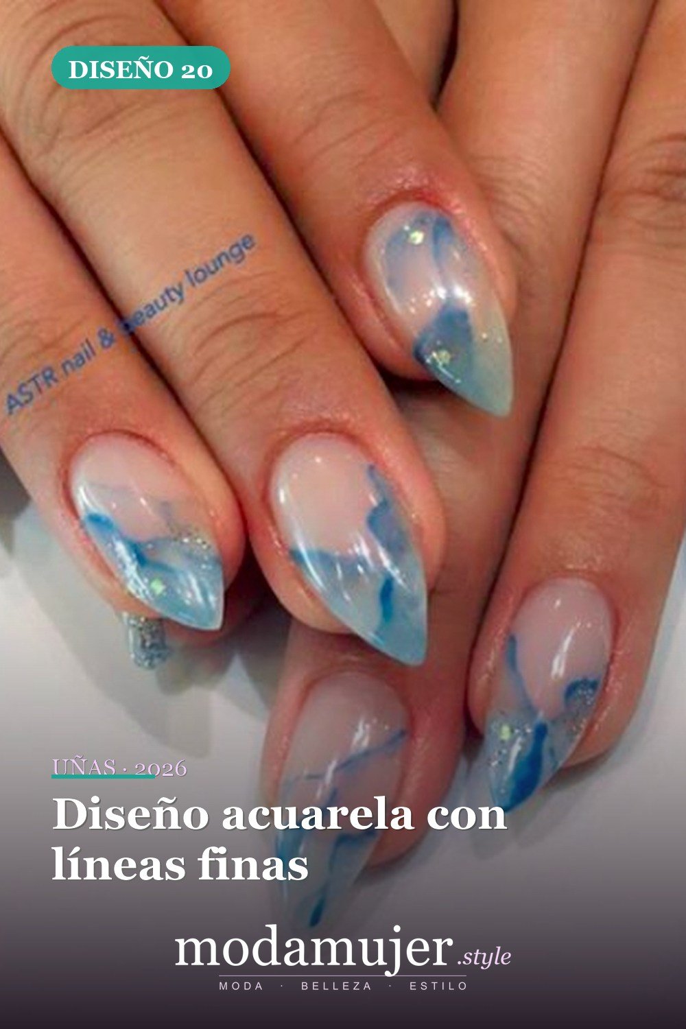 Diseño acuarela con líneas finas — Más de 35 ideas de arte de uñas de acuarela inusuales que se ven geniales