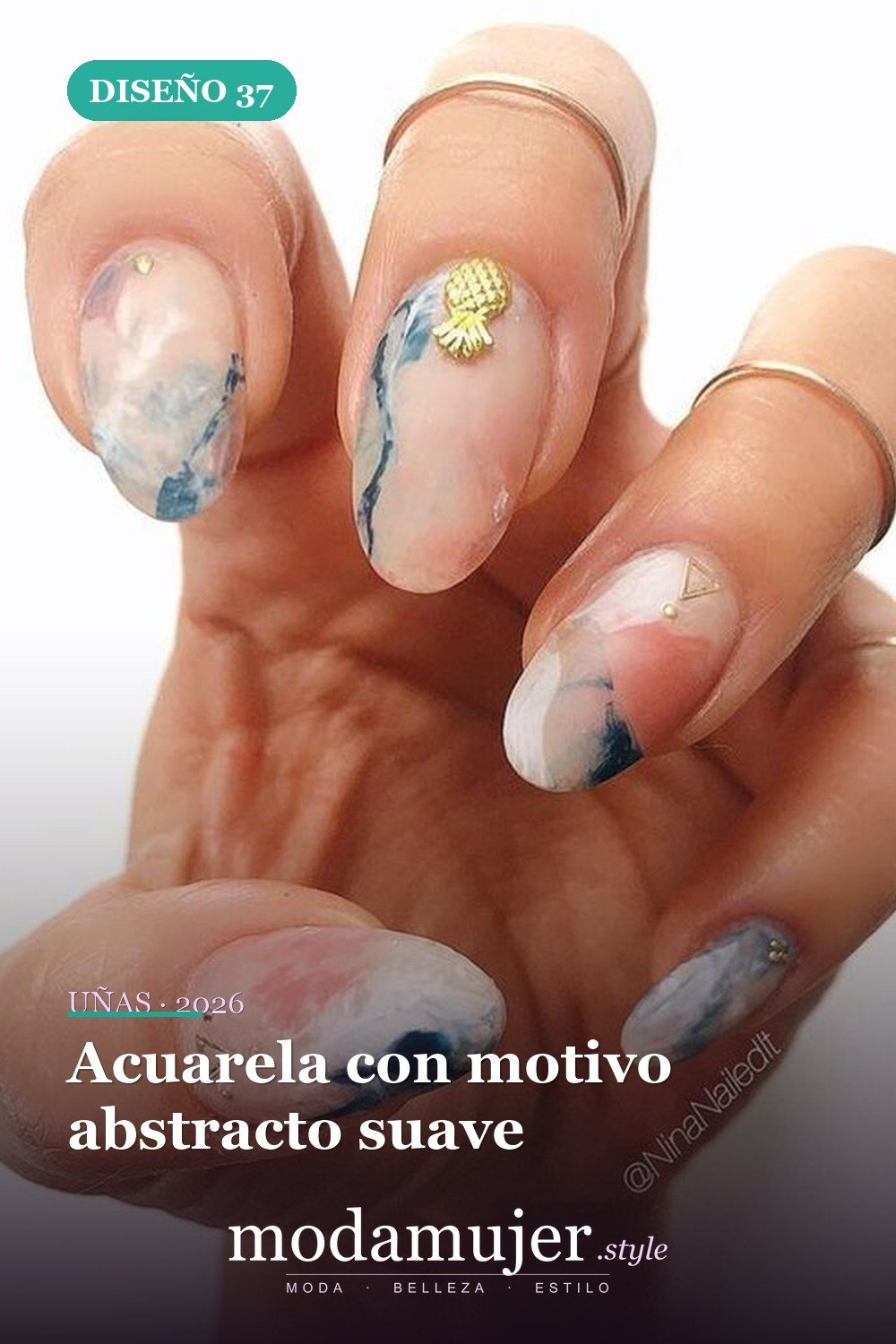 Acuarela con motivo abstracto suave — Más de 35 ideas de arte de uñas de acuarela inusuales que se ven geniales