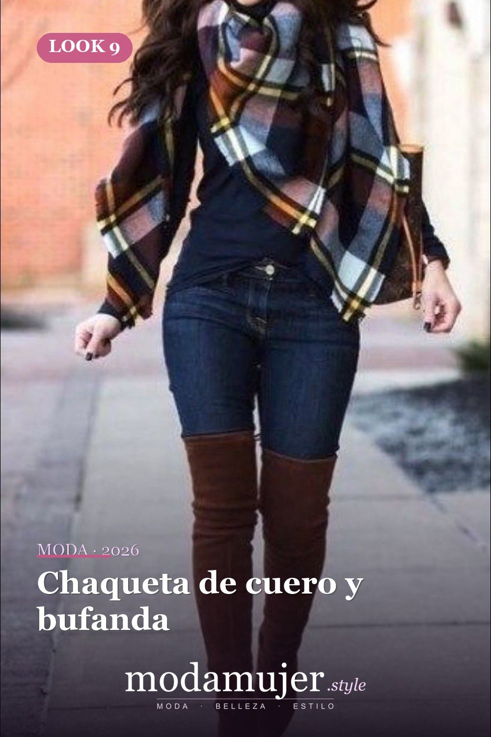 Chaqueta de cuero y bufanda — Más de 40 ideas de trajes de invierno para mujeres en 2026