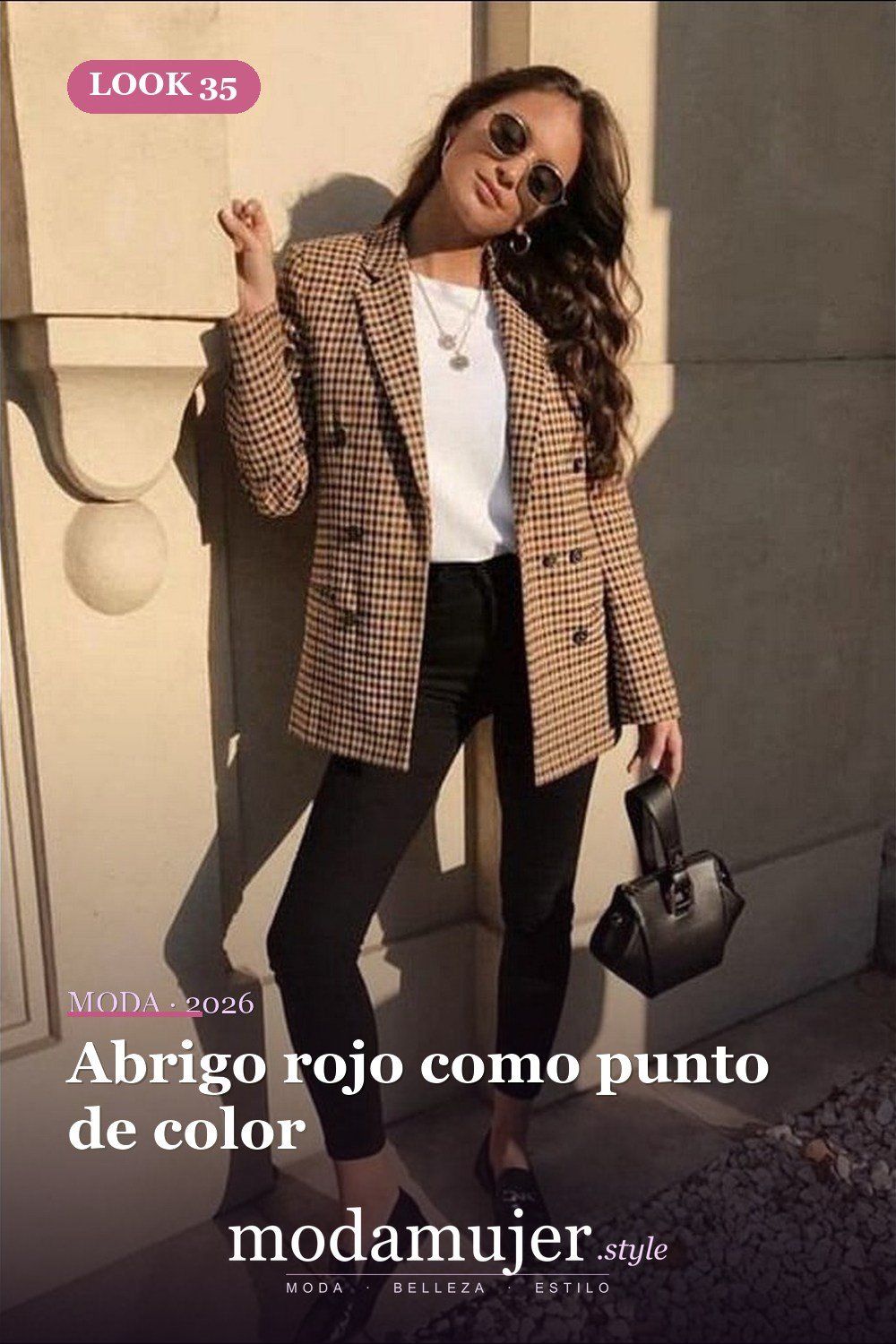 Abrigo rojo como punto de color — Más de 40 ideas de trajes de invierno para mujeres en 2026