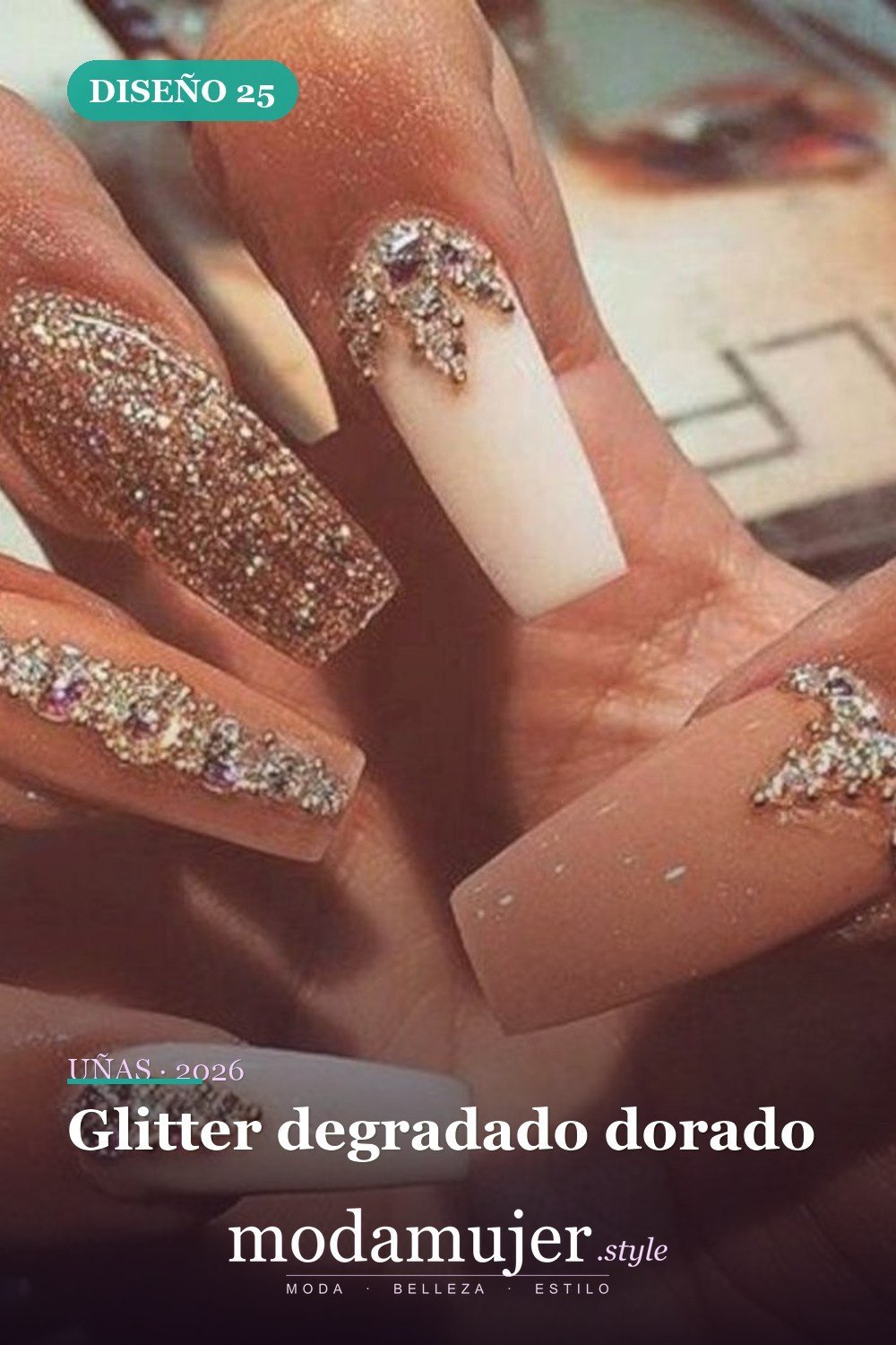 Glitter degradado dorado — Más de 40 ideas inspiradoras de arte de uñas para la fiesta de bodas