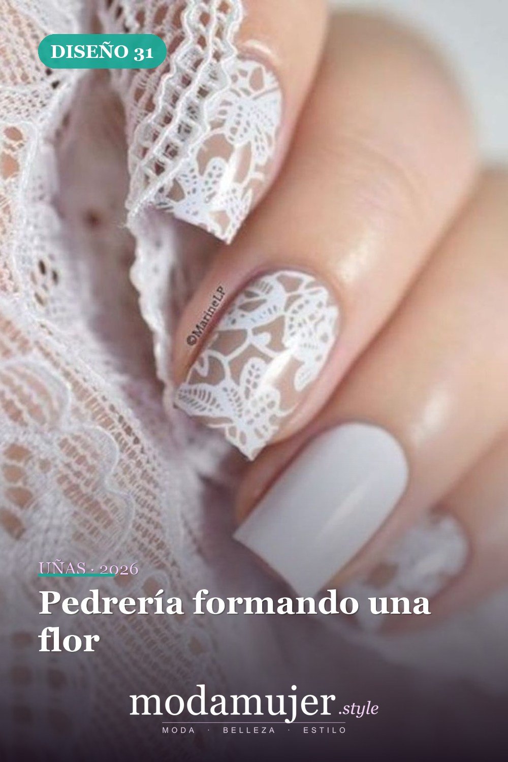 Pedrería formando una flor — Más de 40 ideas inspiradoras de arte de uñas para la fiesta de bodas