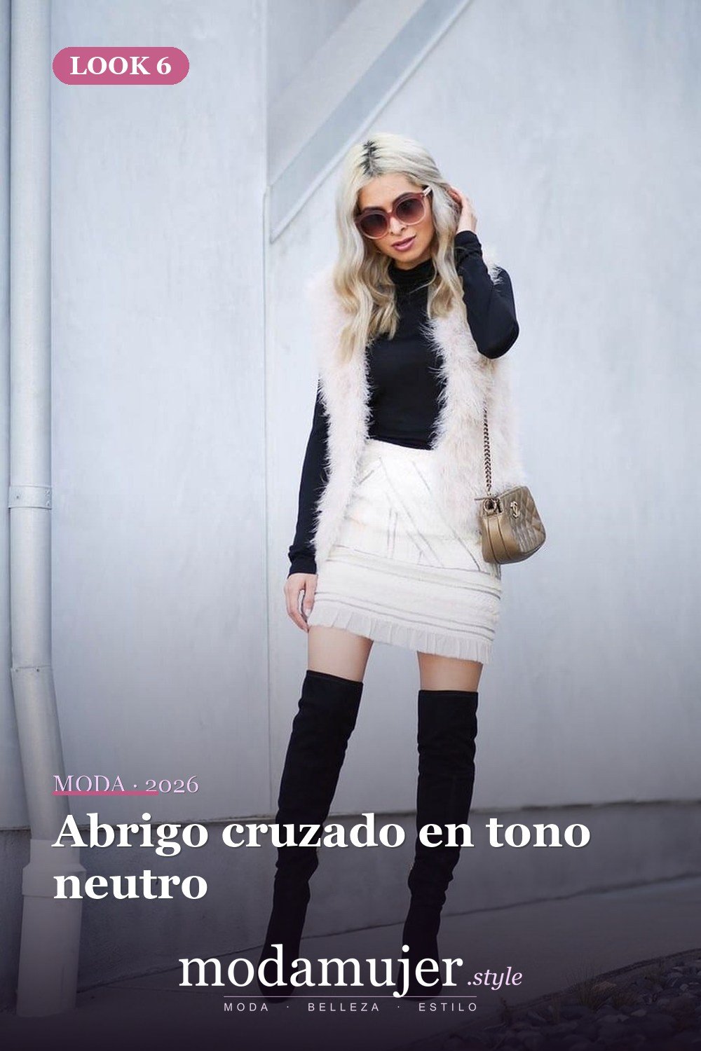 Abrigo cruzado en tono neutro — Más de 41 combinaciones de botas y abrigos para el invierno 2026