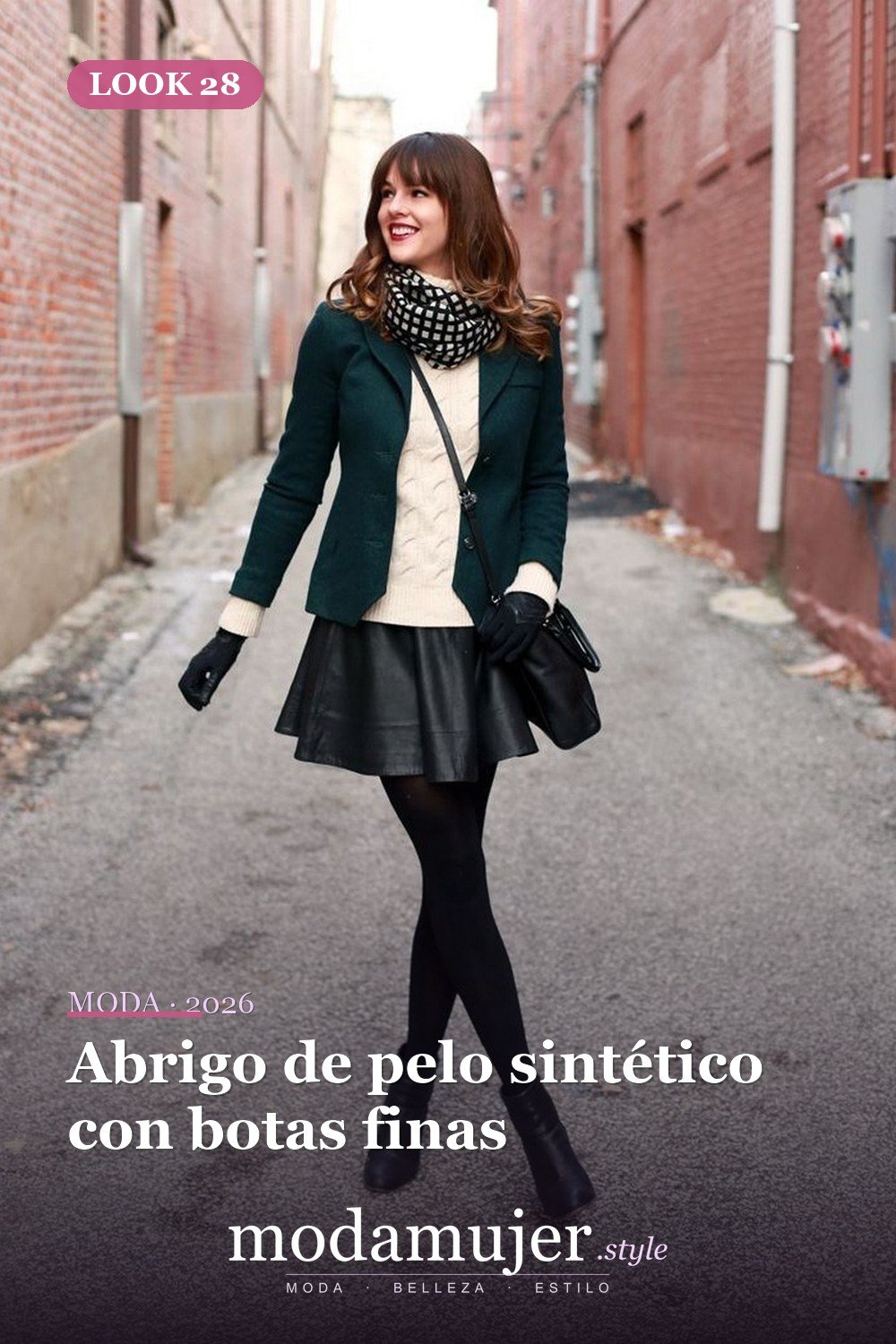 Abrigo de pelo sintético con botas finas — Más de 41 combinaciones de botas y abrigos para el invierno 2026