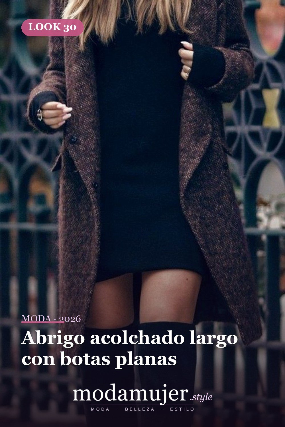 Abrigo acolchado largo con botas planas — Más de 41 combinaciones de botas y abrigos para el invierno 2026