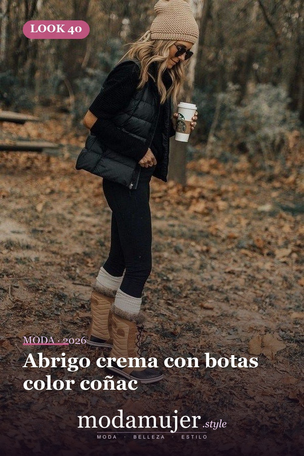 Abrigo crema con botas color coñac — Más de 41 combinaciones de botas y abrigos para el invierno 2026