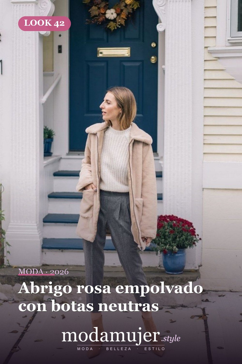 Abrigo rosa empolvado con botas neutras — Más de 41 combinaciones de botas y abrigos para el invierno 2026