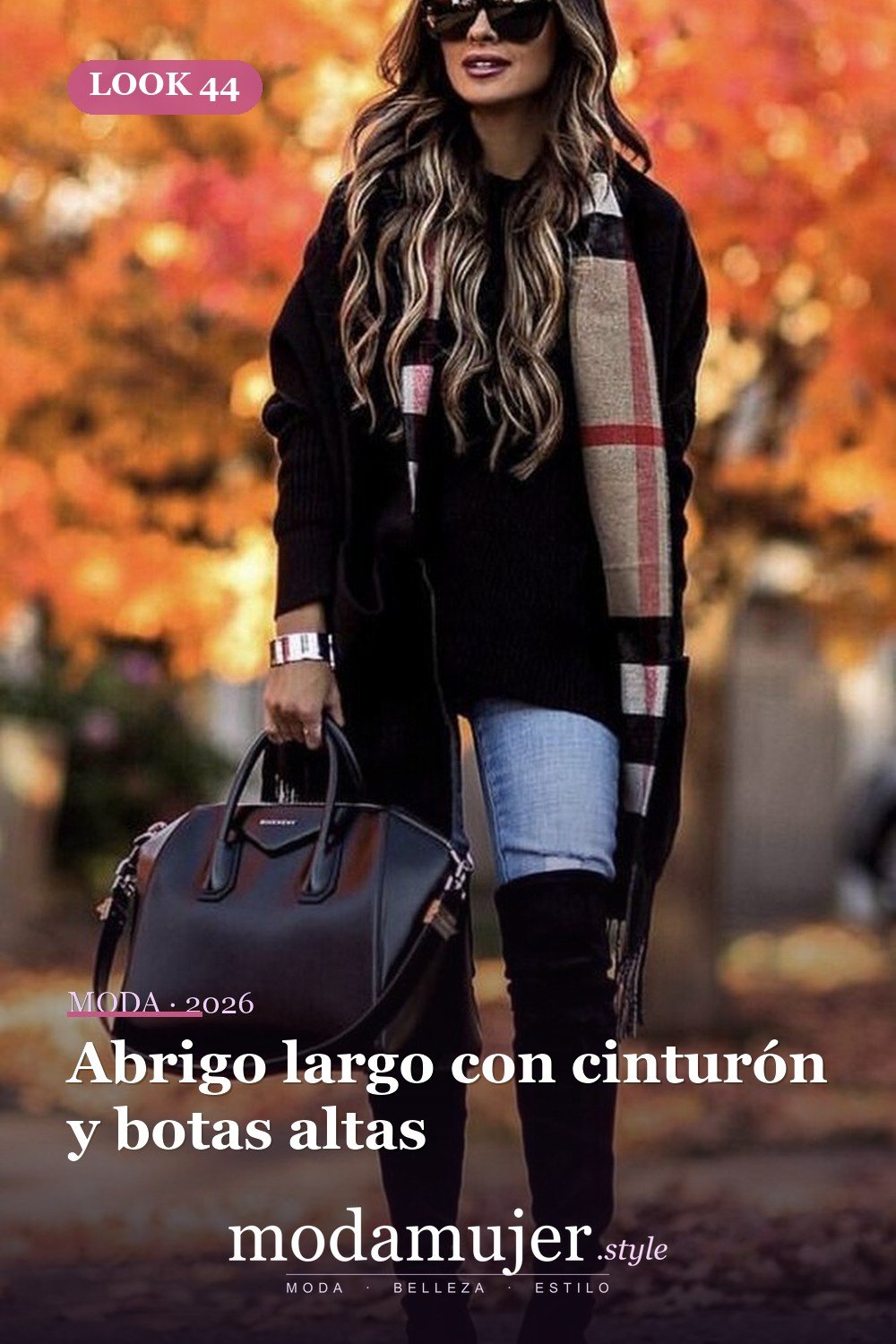 Abrigo largo con cinturón y botas altas — Más de 41 combinaciones de botas y abrigos para el invierno 2026