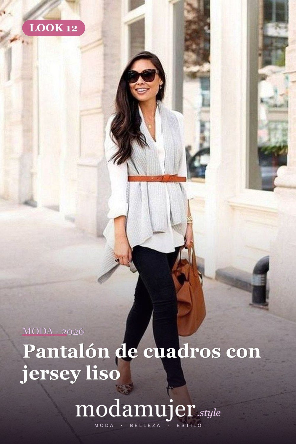 Pantalón de cuadros con jersey liso — Más de 42 trajes casuales de trabajo para mujeres para el invierno
