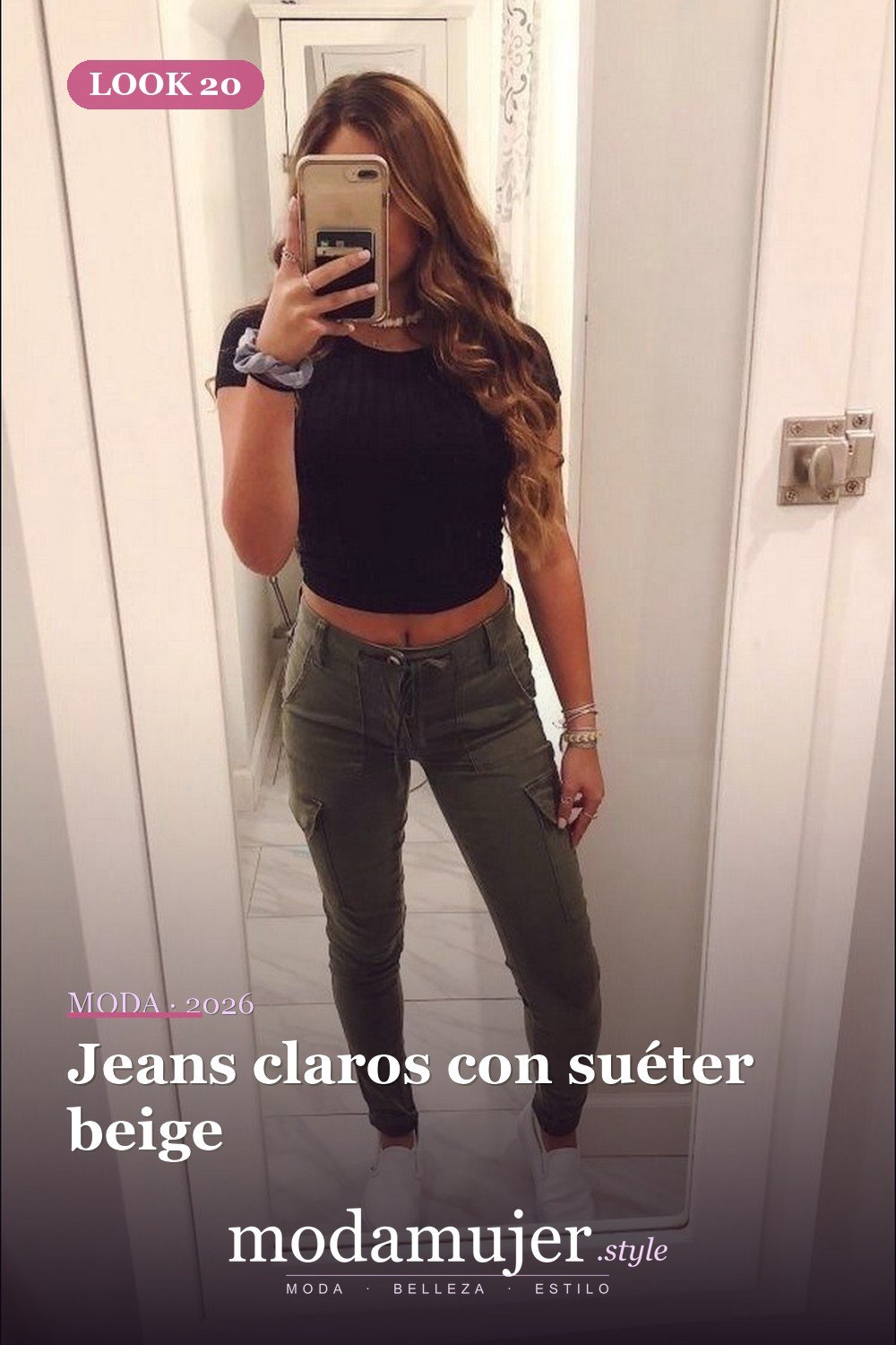 Jeans claros con suéter beige — Más de 45 conjuntos de invierno para la escuela que te encantarán