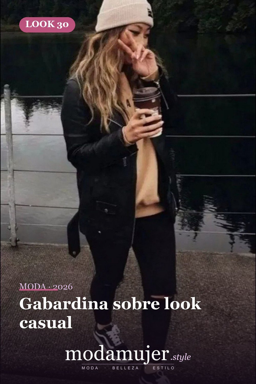 Gabardina sobre look casual — Más de 45 conjuntos de invierno para la escuela que te encantarán