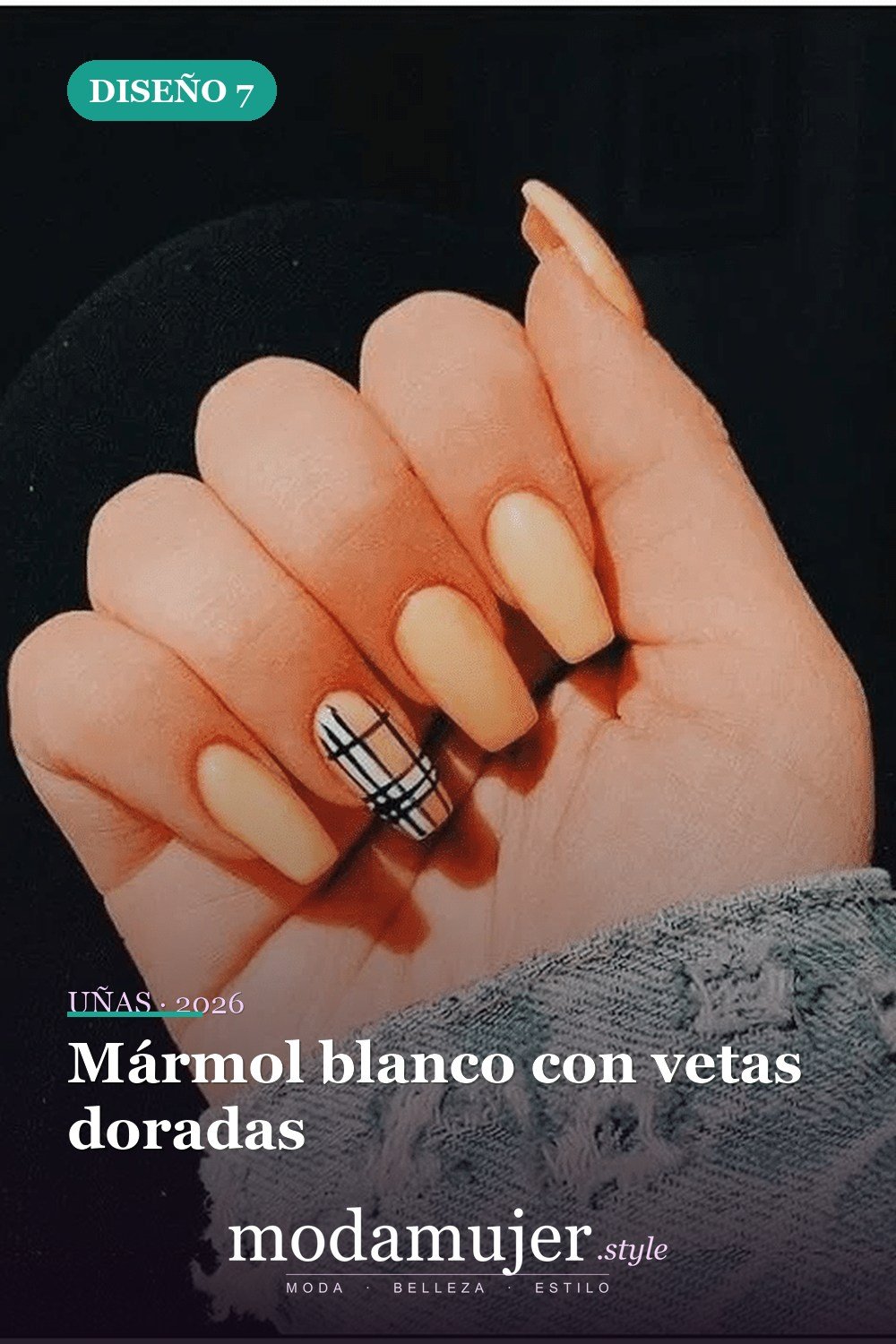 Mármol blanco con vetas doradas — Más de 46 bonitos diseños de uñas de ataúd acrílico que debes probar