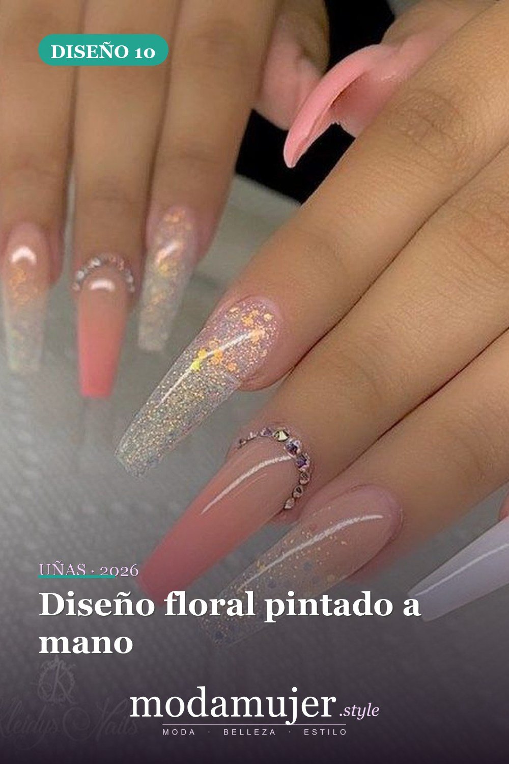 Diseño floral pintado a mano — Más de 46 bonitos diseños de uñas de ataúd acrílico que debes probar