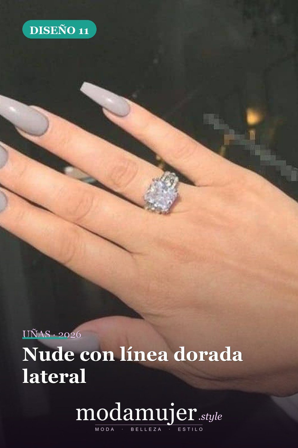 Nude con línea dorada lateral — Más de 46 bonitos diseños de uñas de ataúd acrílico que debes probar