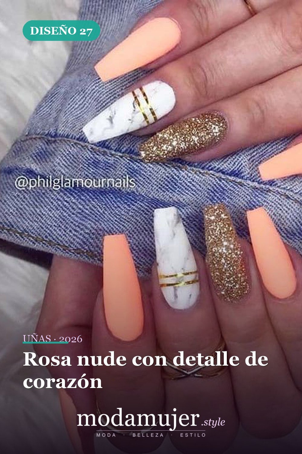 Rosa nude con detalle de corazón — Más de 46 bonitos diseños de uñas de ataúd acrílico que debes probar