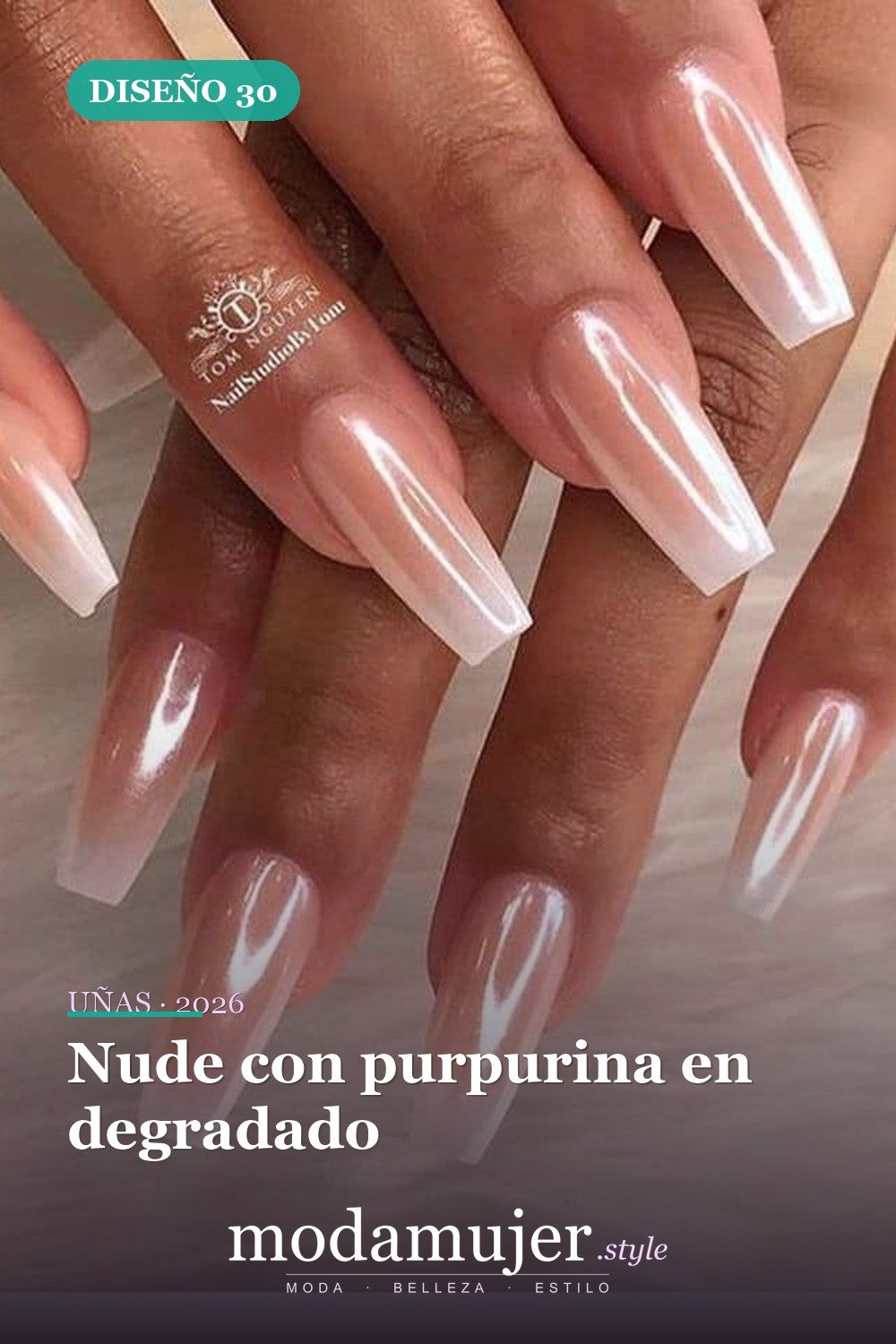 Nude con purpurina en degradado — Más de 46 bonitos diseños de uñas de ataúd acrílico que debes probar