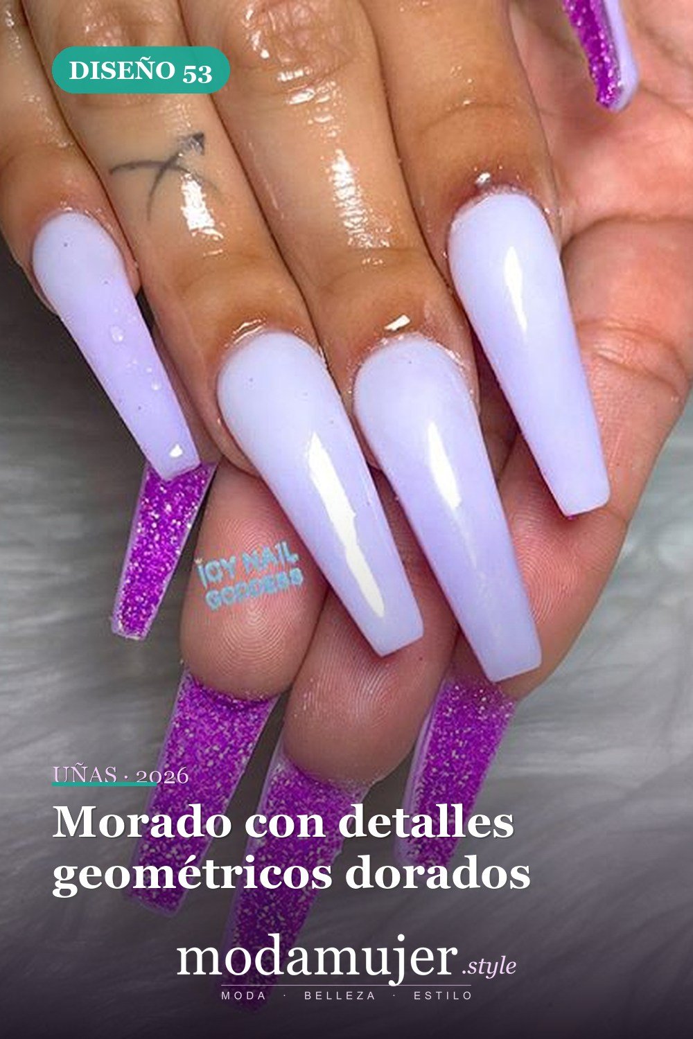 Morado con detalles geométricos dorados — Más de 60 encantadores y hermosos diseños de uñas morados
