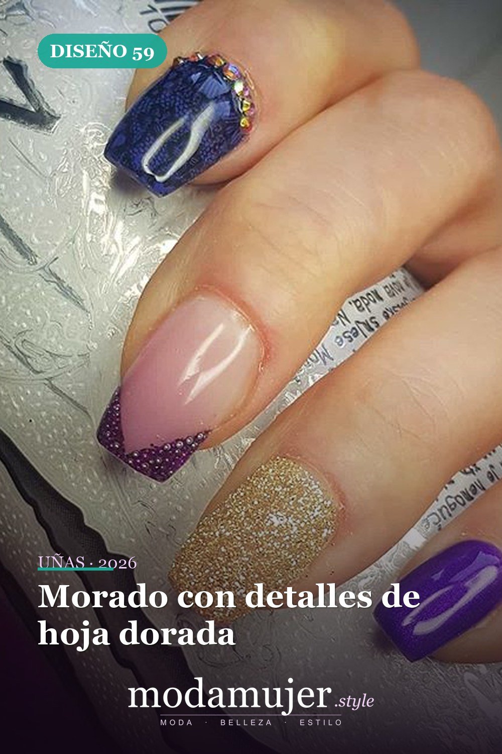 Morado con detalles de hoja dorada — Más de 60 encantadores y hermosos diseños de uñas morados