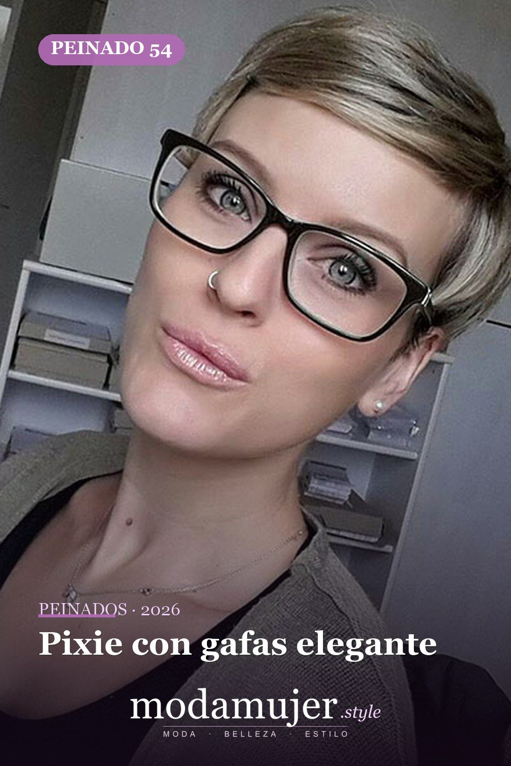 Pixie con gafas elegante — Más de 70 ideas de corte pixie para mujer en 2026