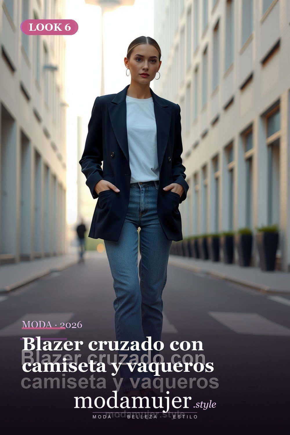 Blazer cruzado con camiseta y vaqueros — 30 outfits con blazer para mujer en 2026: ideas con americana