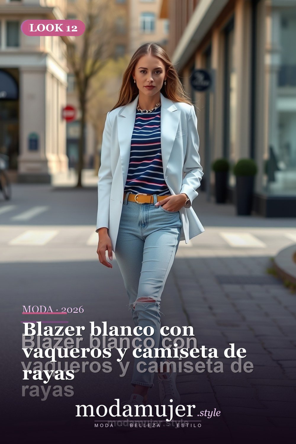 Blazer blanco con vaqueros y camiseta de rayas — 30 outfits con blazer para mujer en 2026: ideas con americana