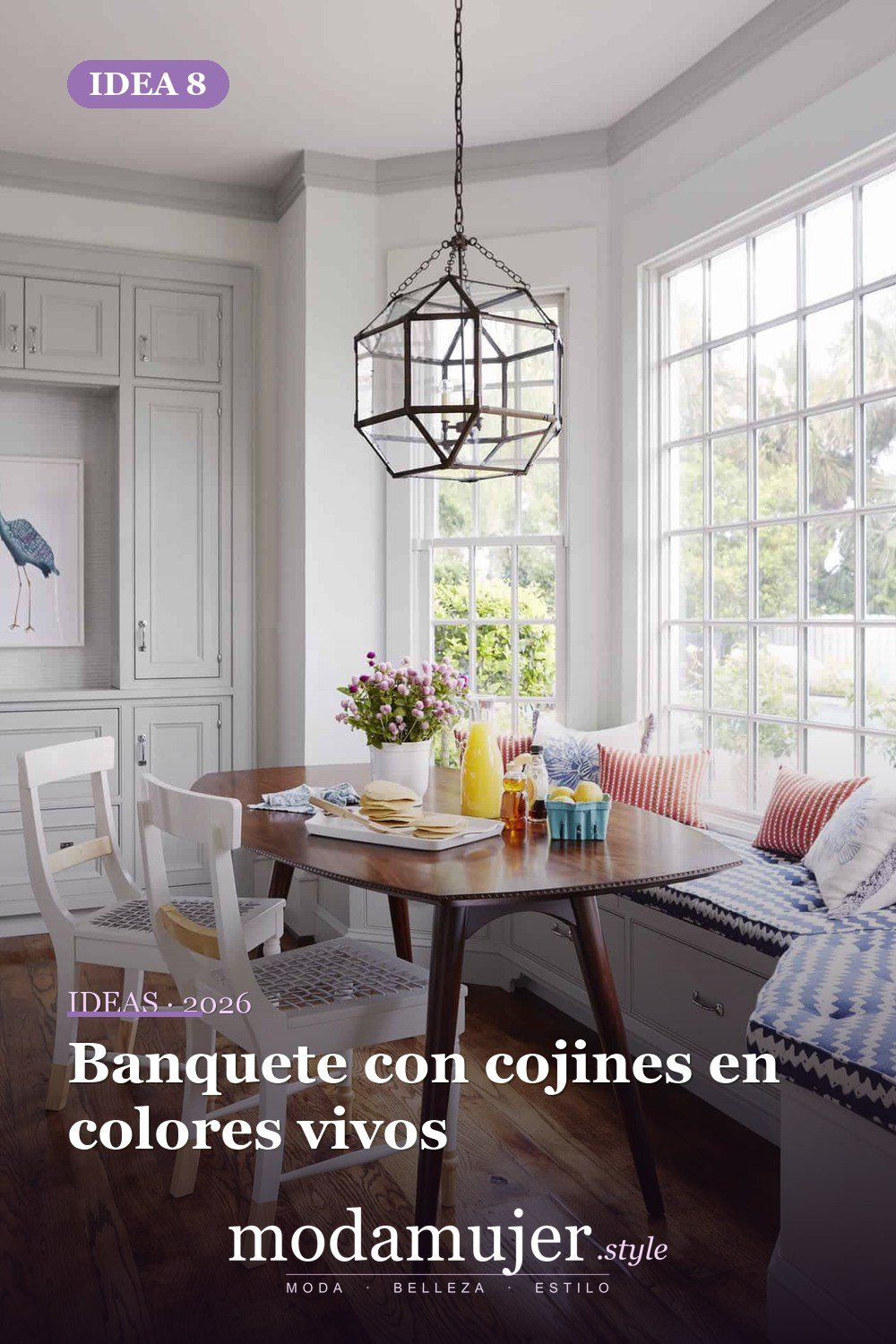 Banquete con cojines en colores vivos — Ideas elegantes de asientos para banquetes que te encantarán Banquete con cojines en colores vivos — Ideas elegantes de asientos para banquetes que te encantarán